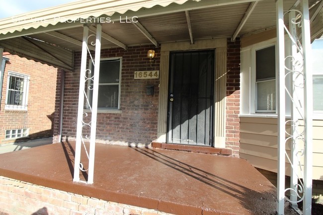 Building Photo - Remodeled 3 bed / 1 bath Brick Bungalow