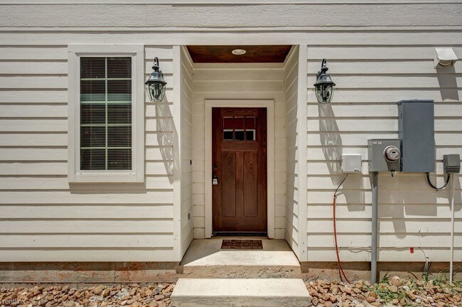 Building Photo - 4 br, 4.5 bath House - 1127 Oney Hervey Dr