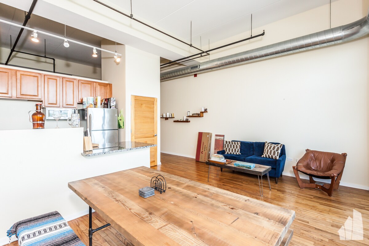 Foto principal - 1645 W Ogden Ave