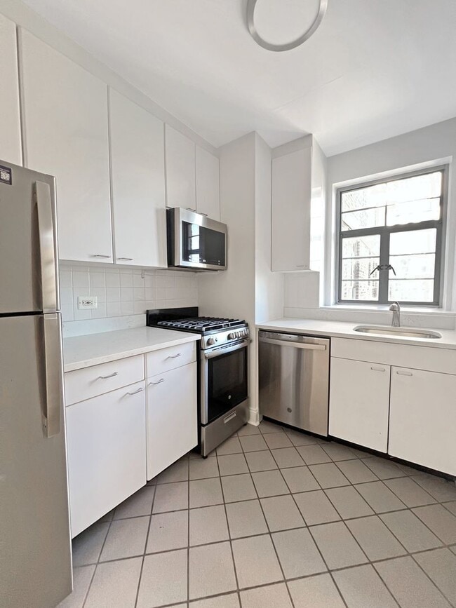 The Leslie — A Private Garden Enclave for the Modern New Yorker - The Leslie — A Private Garden Enclave for the Modern New Yorker Apartment