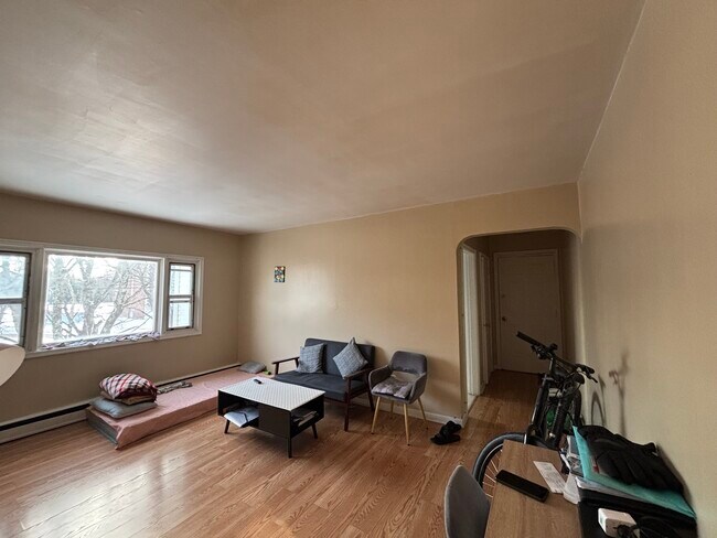 Photo du bâtiment - 2 Bedroom Apartment for Rent