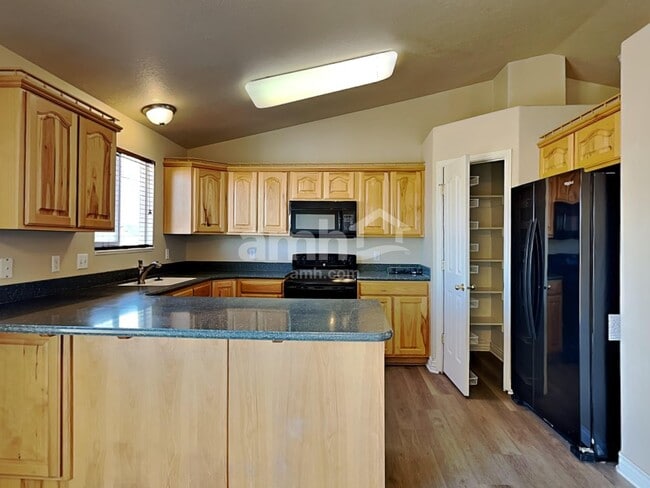 Building Photo - 340 W Oaks Dr