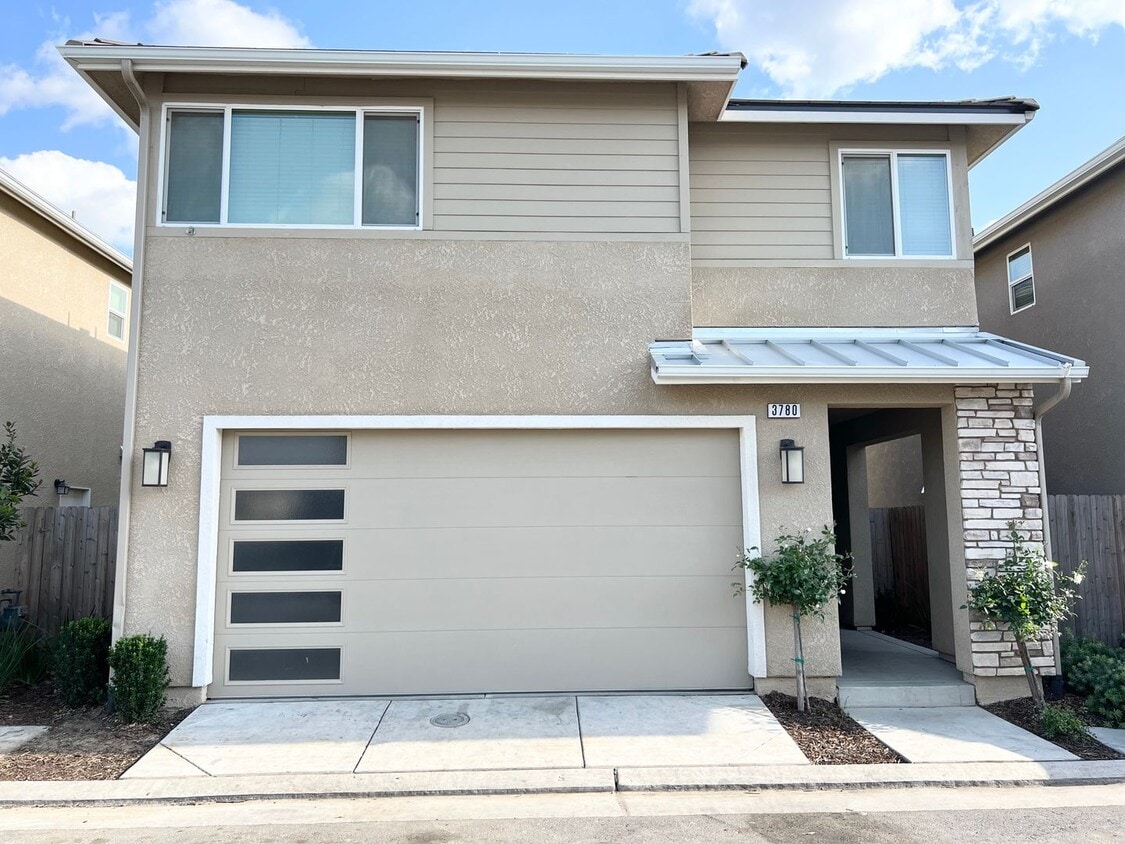 Primary Photo - 3-Bed, 2.5-Bath Wilson Home in the Elevati...