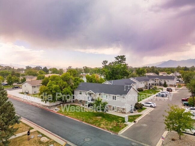 Building Photo - 656 W Meadow Dr