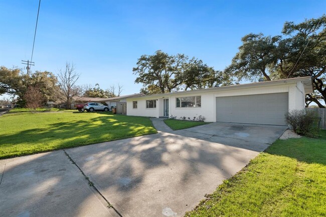 Building Photo - 11800 N Oaks Dr