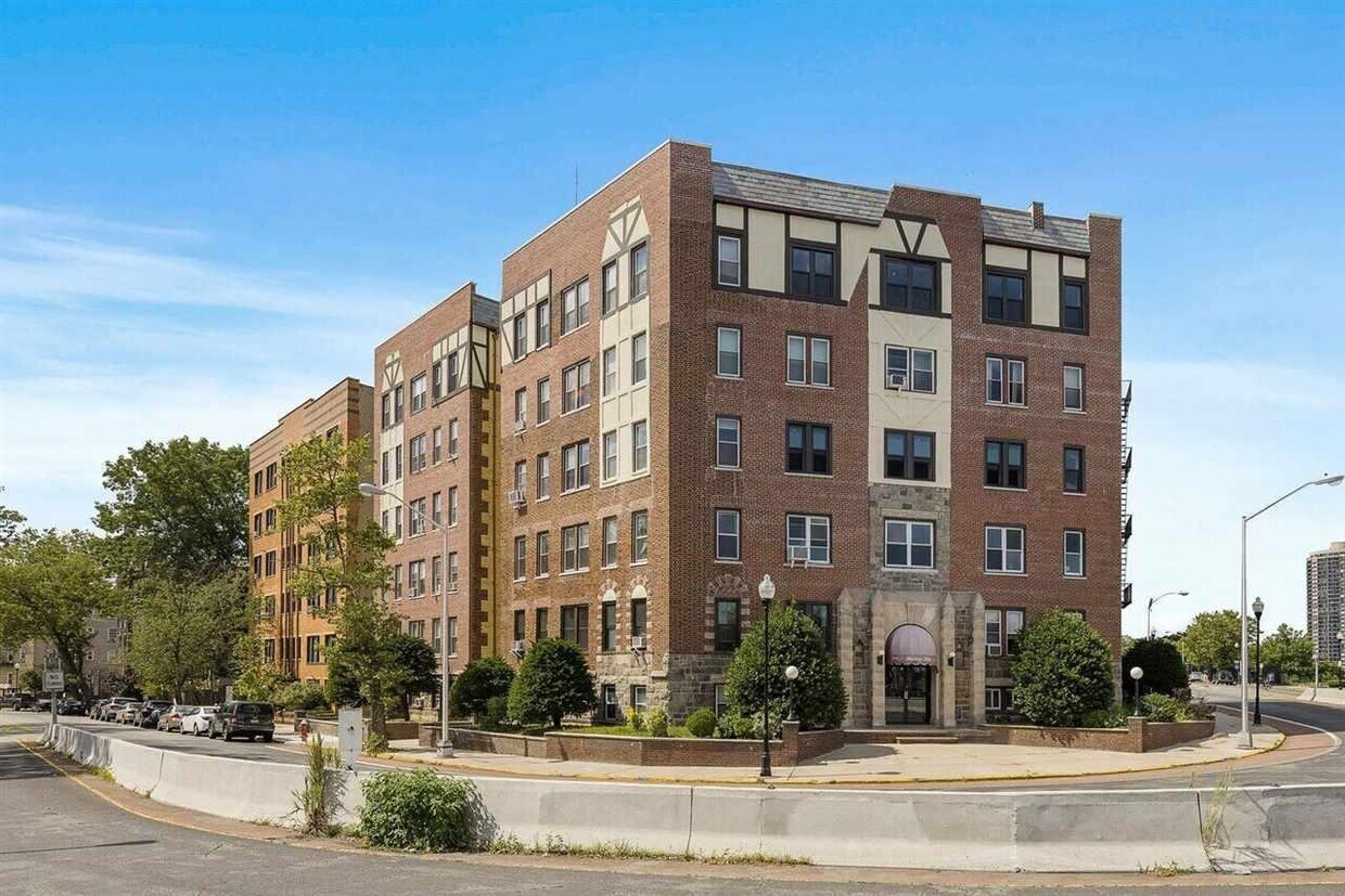 Primary Photo - 7435 JFK Blvd E