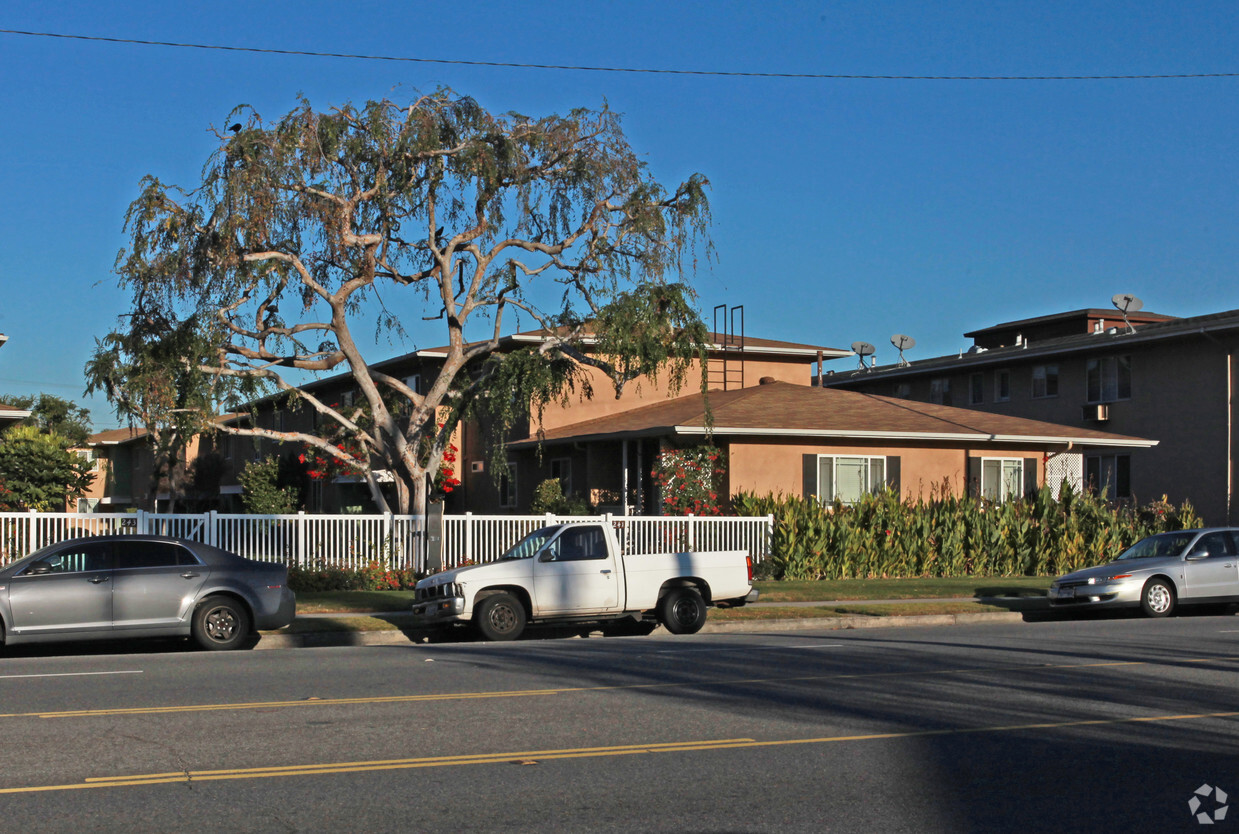 Foto principal - Burbank Manor Apts