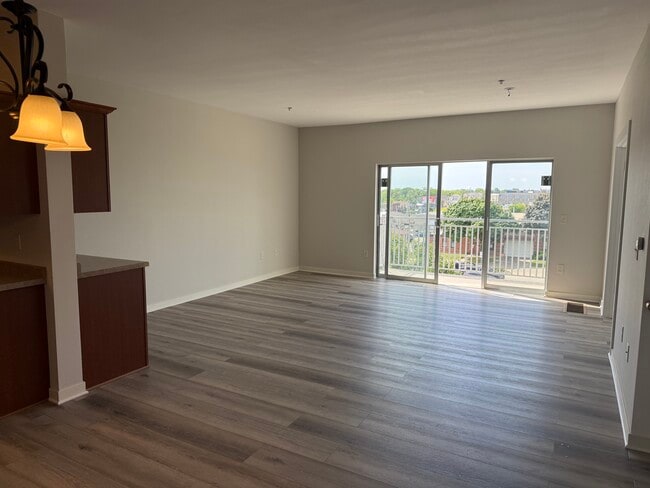 Sala de estar familiar con baño y balcón. - 3540 Library Dr