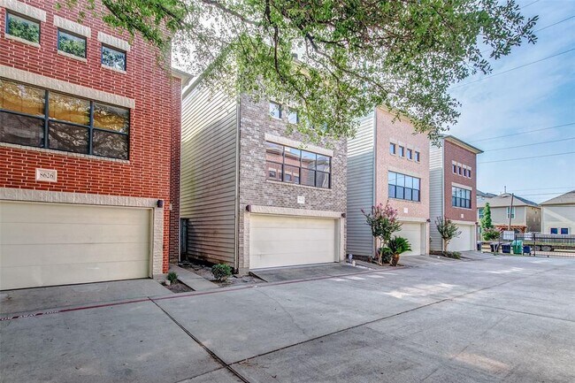 Foto del edificio - 8624 Meadowcroft Dr