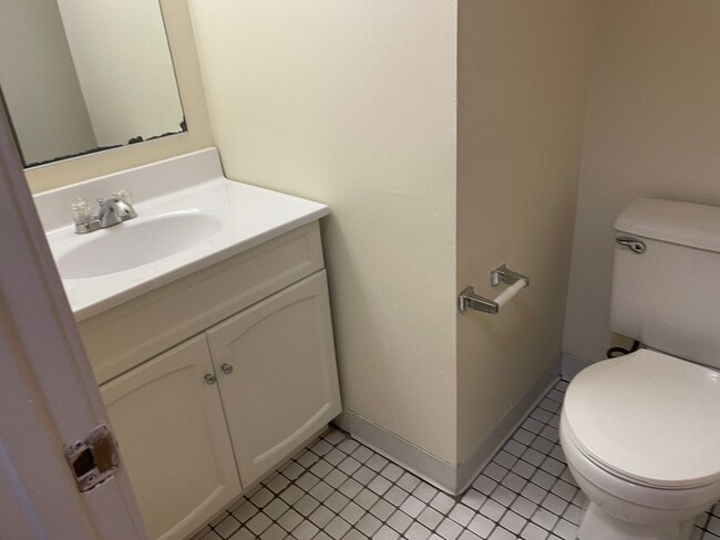 Building Photo - Modern Duplex with Pool, Parking, 2 balconies and 1 deck, Large Bedrooms, 1.5 bath 1 FREE MONTH