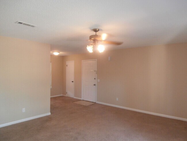Foto del edificio - 1600 Rucker Blvd Unit 4