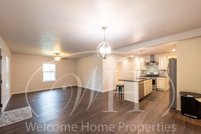 Building Photo - Spacious 4 Bedroom Home Near WWU