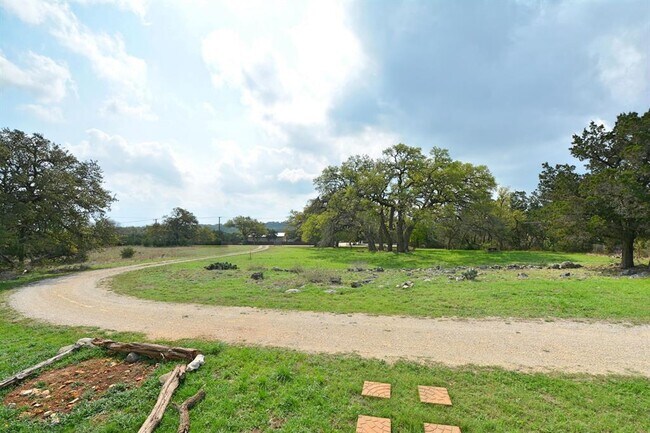 Building Photo - 1165 Lone Oak Rd