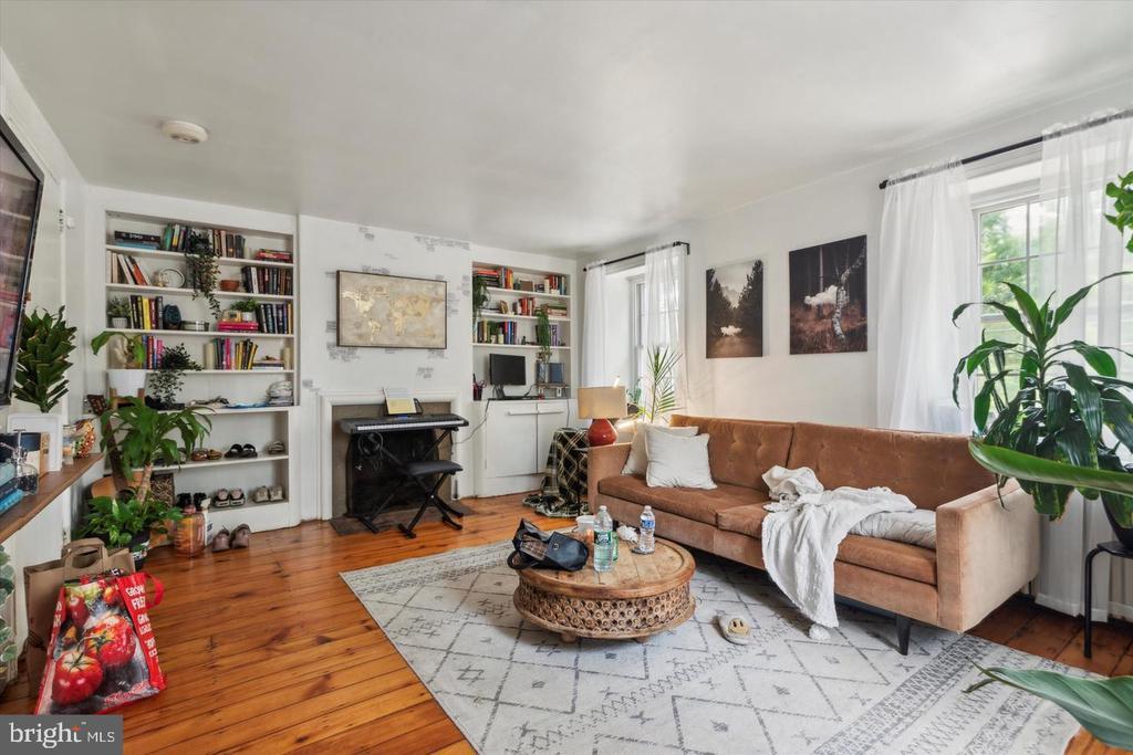 Primary Photo - 23 W Walnut Ln