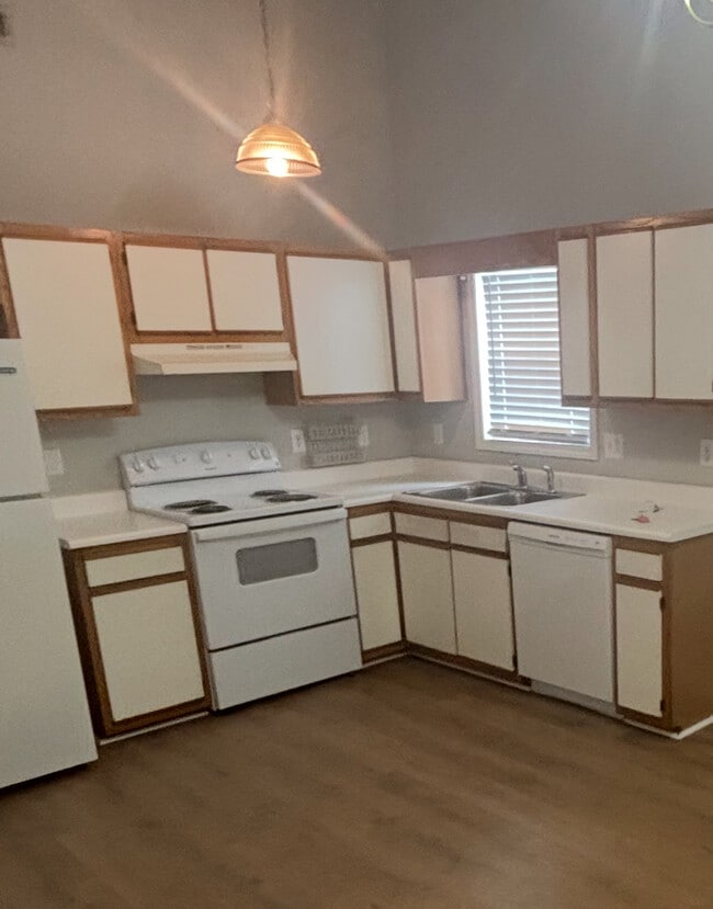 Kitchen -new cabinets coming next week - 4102 Winterberry Ct