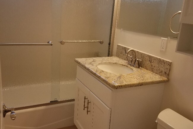 Baño - 2517 Foothill Blvd