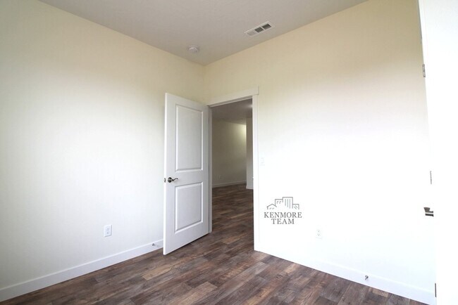 Foto del edificio - 3 Bedroom, 2.5 Bath + Flex Room Townhome in Kennewick