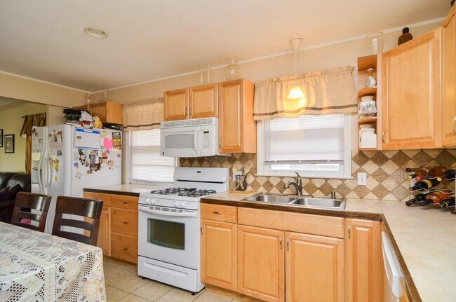 Kitchen looking into living room - 3543 Goodman Ave SW