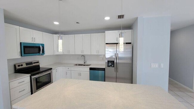 Building Photo - 556 Holly Dr