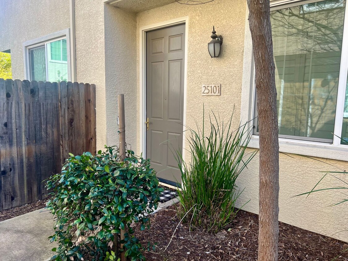 Primary Photo - Sparkling and Spacious Condo in Elk Grove ...