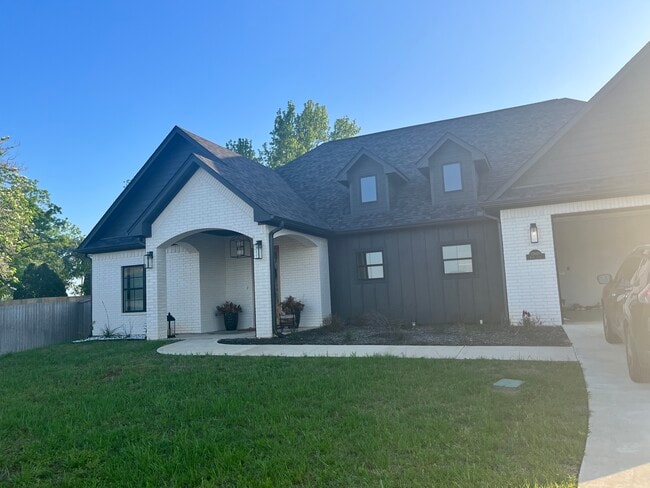 Building Photo - 15849 Avery Ln