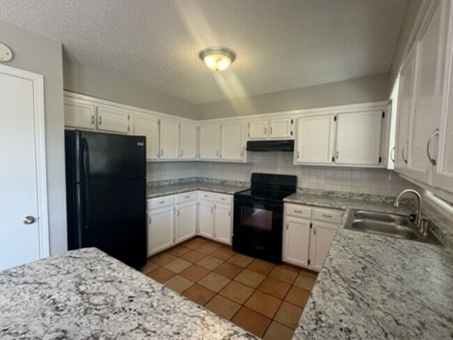Foto del edificio - 20380 Simmons Rd