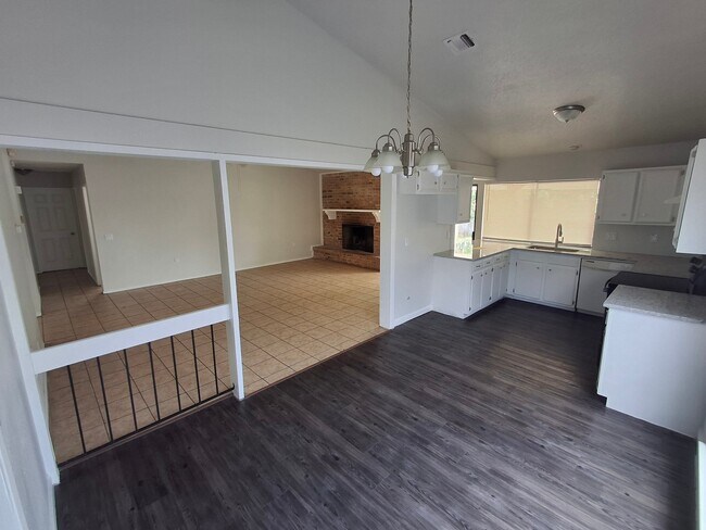 Building Photo - 2611 Lakeledge