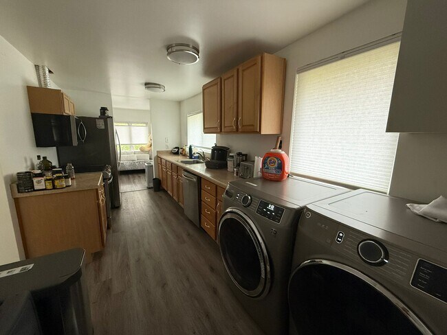 Foto del edificio - 2440 Wickstrom Pl SW