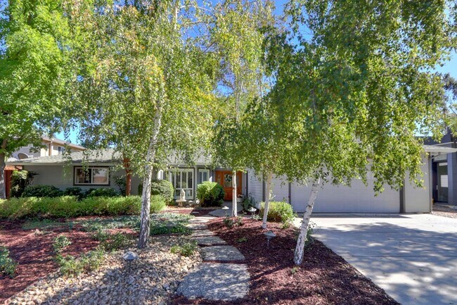 Building Photo - 4 br, 2.5 bath House - 1034 Miller Drive