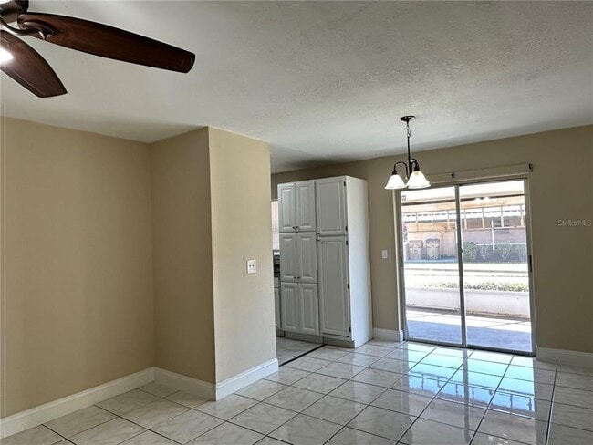 Building Photo - 27 W Country Cove Way