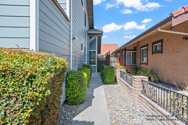 Building Photo - 740 Hollyhock Dr