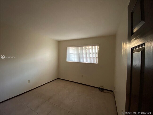 Building Photo - 6900 N Kendall Dr