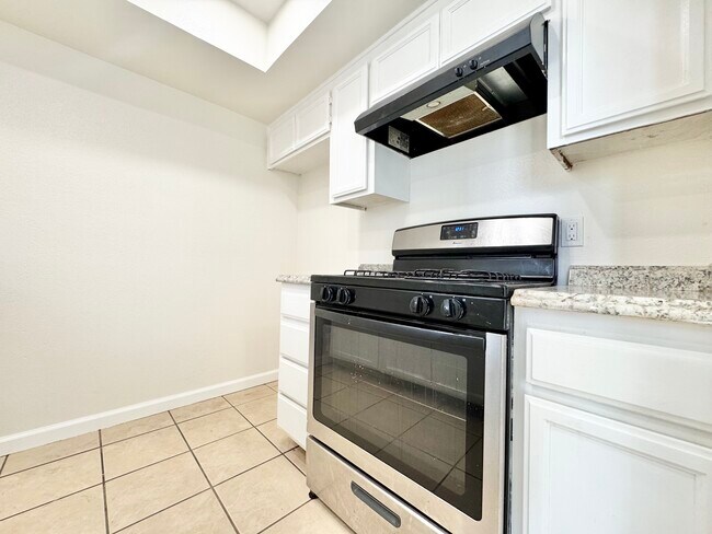 Foto del edificio - 5913 Woodman Ave