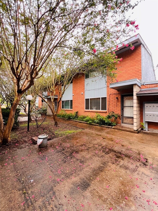 Building Photo - 5538 Holly St