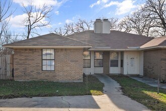 Building Photo - 704 Woodland Ct