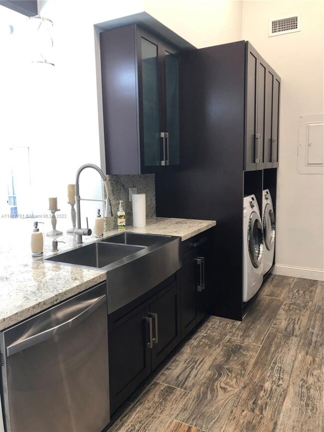 Building Photo - Cedarwoods