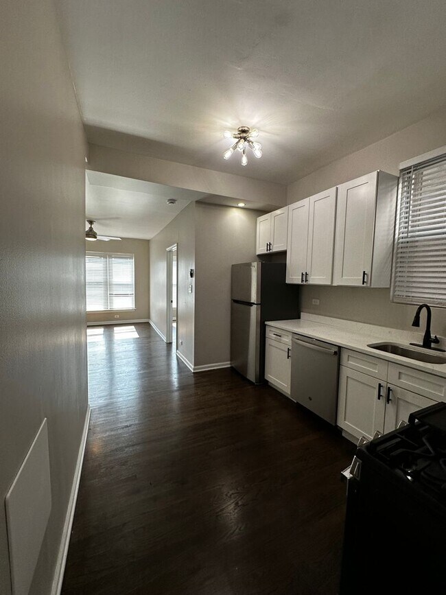 Foto del edificio - Beautiful Updated 1 bed in Logan Square Ne...
