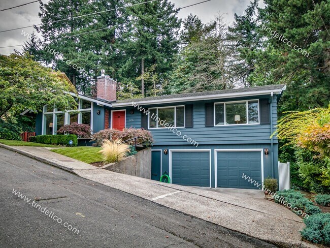 Foto del edificio - Spacious Mid-Century Modern Home in Counci...