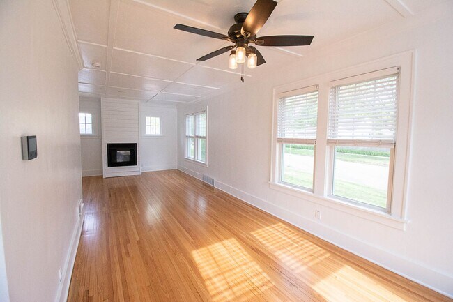Foto del edificio - Beautiful Family Home Near Downtown And Hospital!