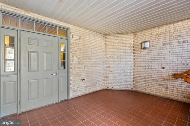 Building Photo - 3317 Sir Thomas Dr