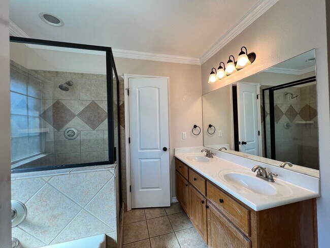 Foto del edificio - Temple West Gem!