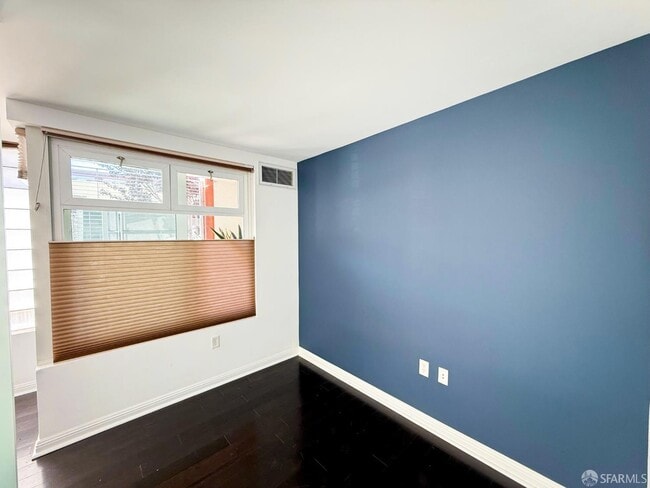 Building Photo - 555 4th St