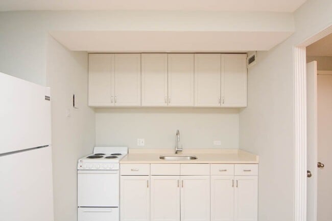 Building Photo - 450 W Wellington Ave