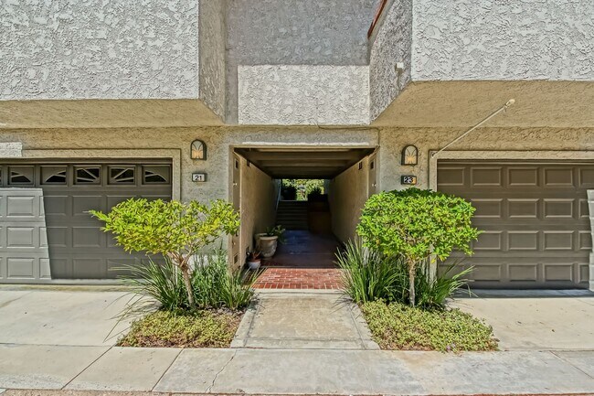Foto del edificio - PARTIALLY REMODELED, BRIGHT & SPACIOUS, END-UNIT POOLFRONT TOWNHOUSE W/ SPACIOUS & PRIVATE PATIO ...
