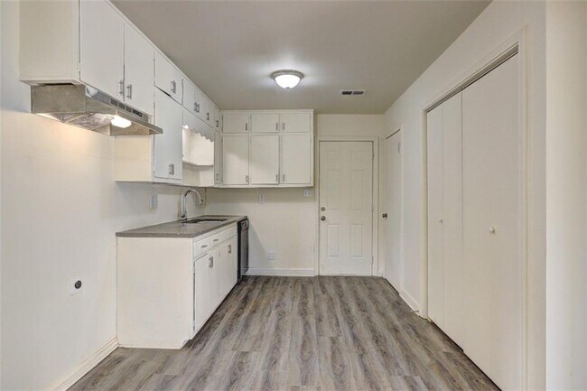 Building Photo - 951 Sherwood Cir