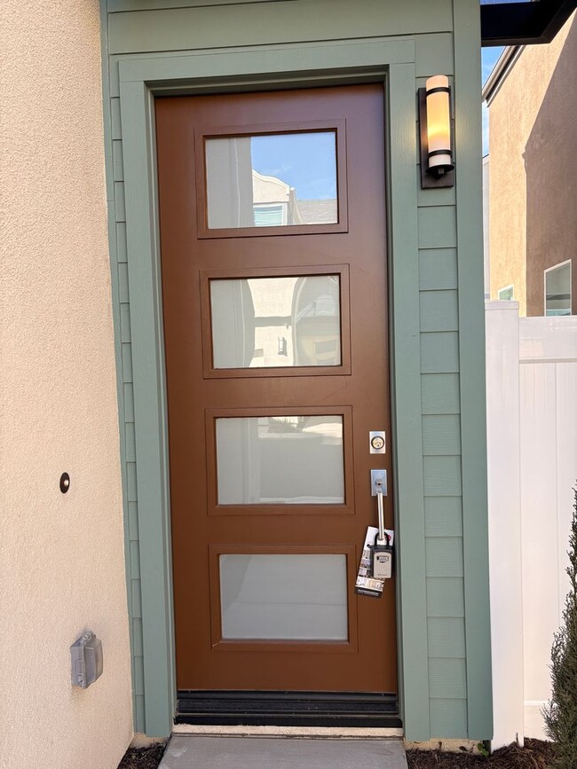 Building Photo - Stunning two-story 3 Bed, 2.5 Bath townhome in Ontario!