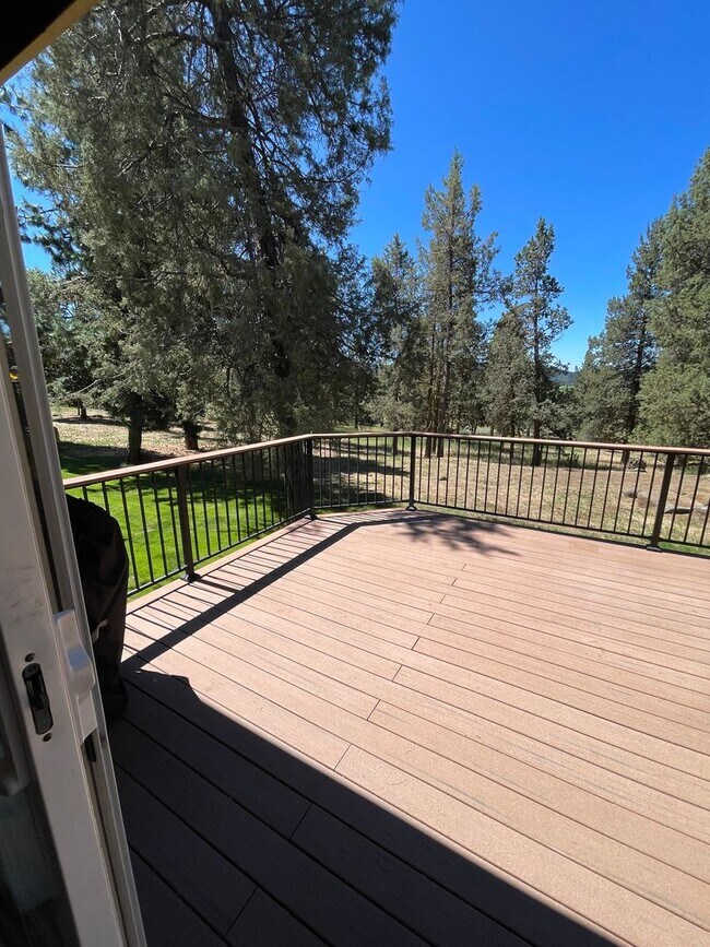 Foto del edificio - Spacious 3-Bed Home with Private Baths, Ow...