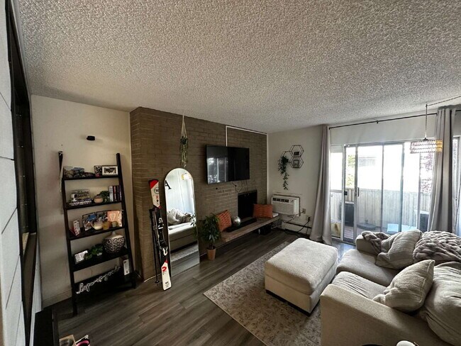 Foto del edificio - Available June 1st! "Chic & Cozy 1-Bed Furnished Condo in Denver's Desirable Hale Neighborhood!"