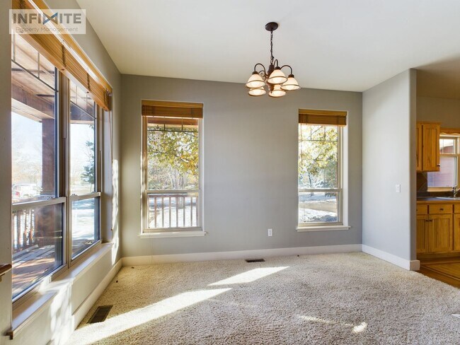 Foto del edificio - Spacious 5 Bedroom with Additional Two Car...