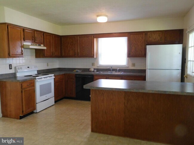 Building Photo - 210 Somerset Dr